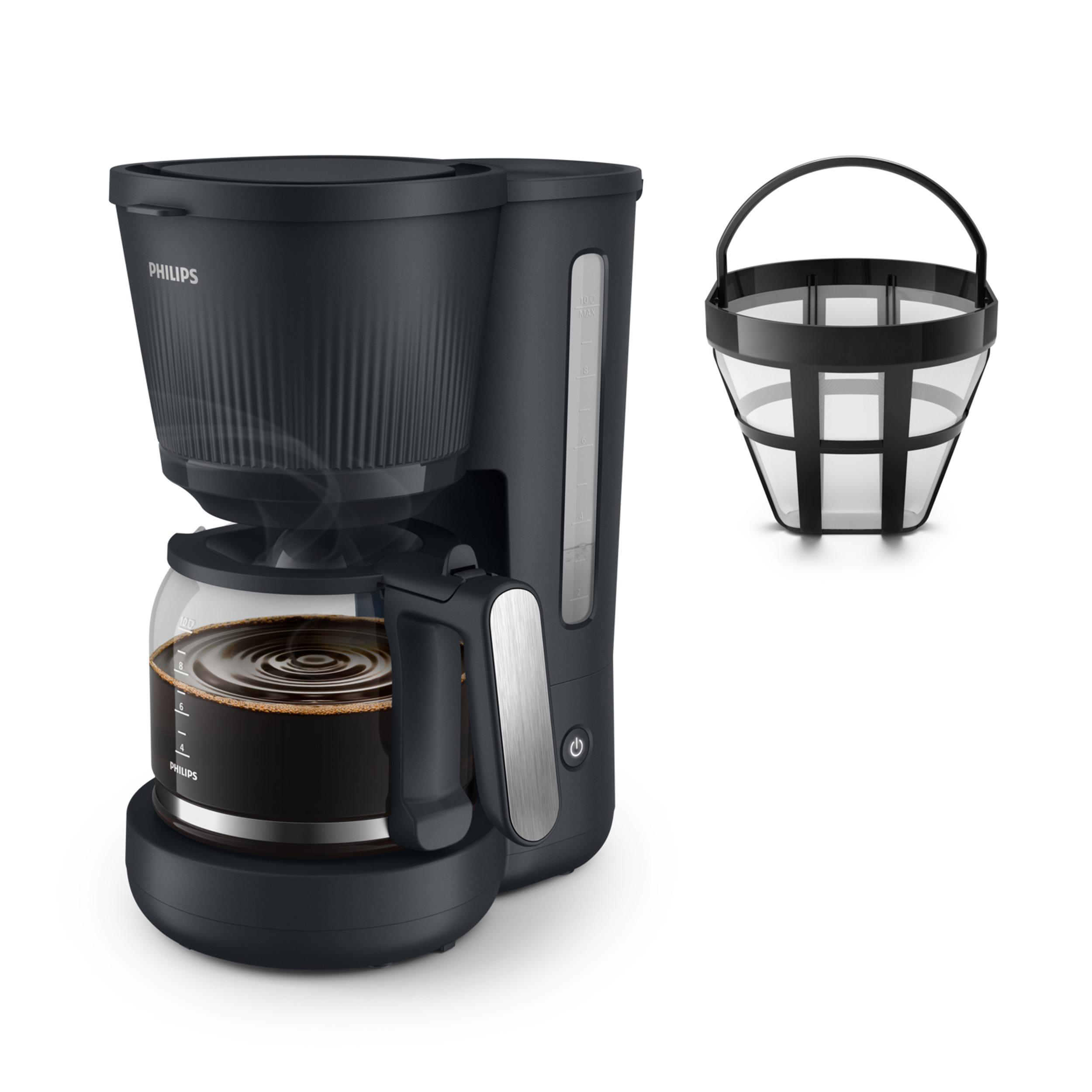 Schwarze Kaffeemaschine mit Glaskanne, gefüllt mit Kaffee. Daneben ein Kaffeefilter.