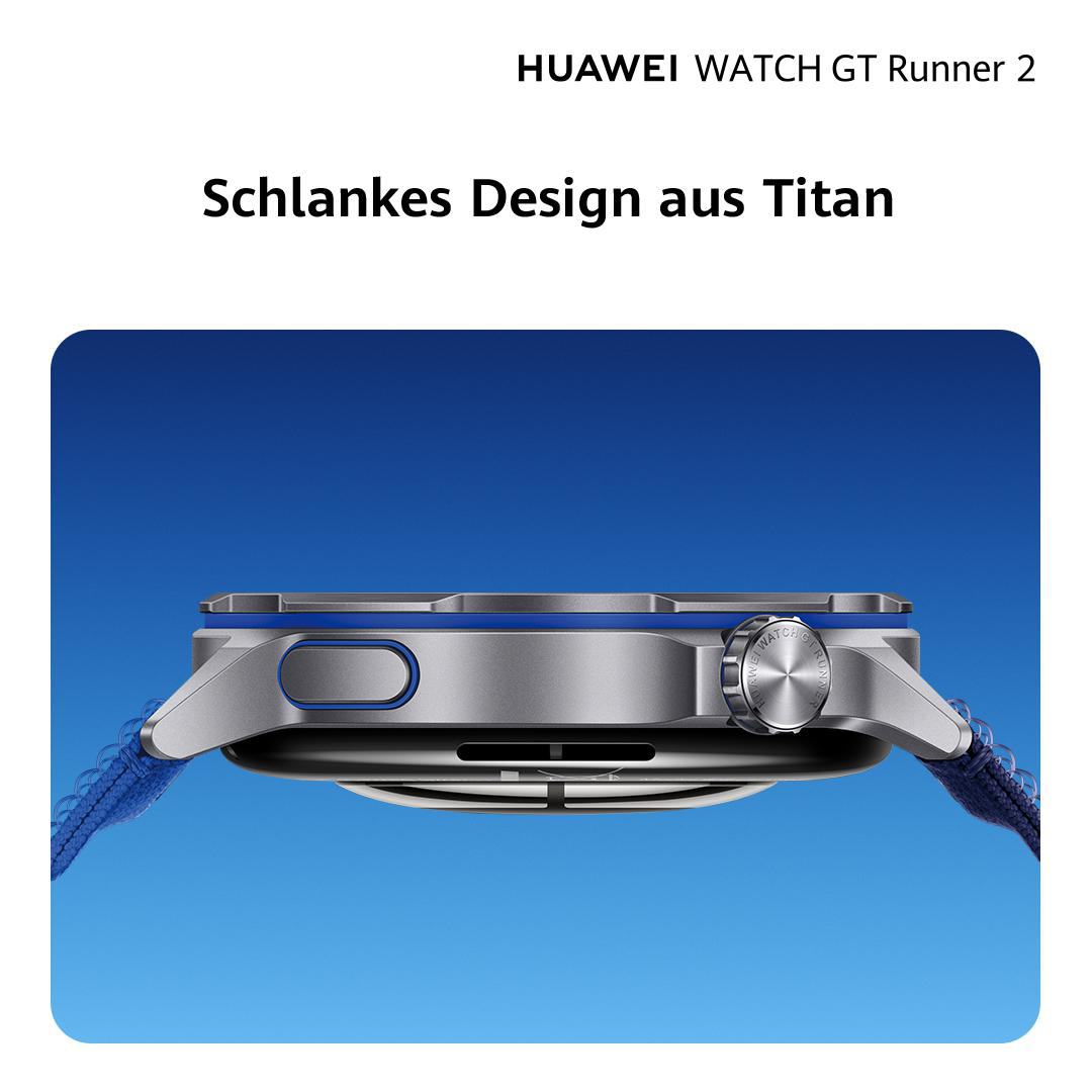 Eine silberne Smartwatch mit blauem Armband, im Profil auf blauem Hintergrund.