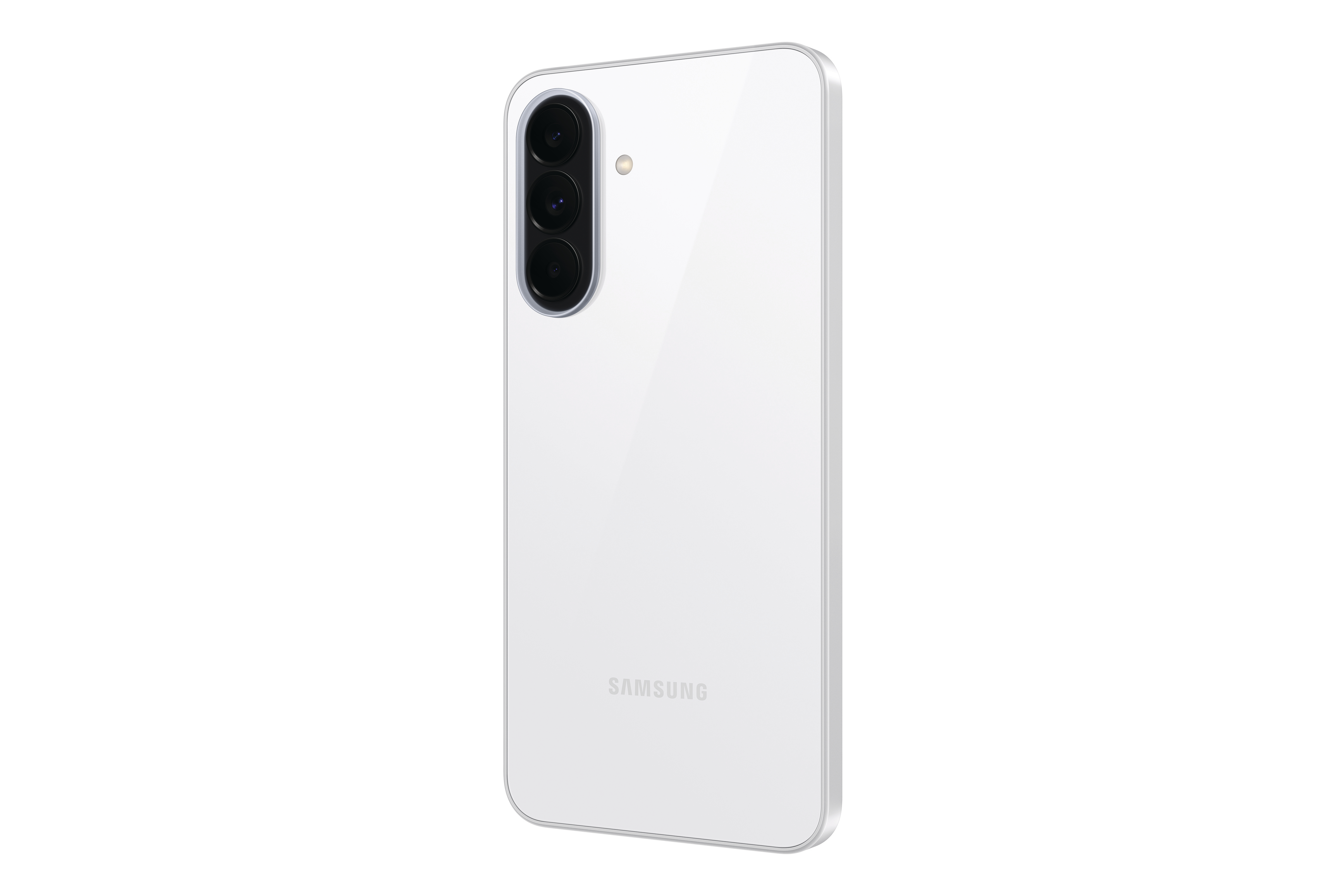 Rückseite eines weißen Samsung Smartphones mit drei Kameralinsen und Blitz.