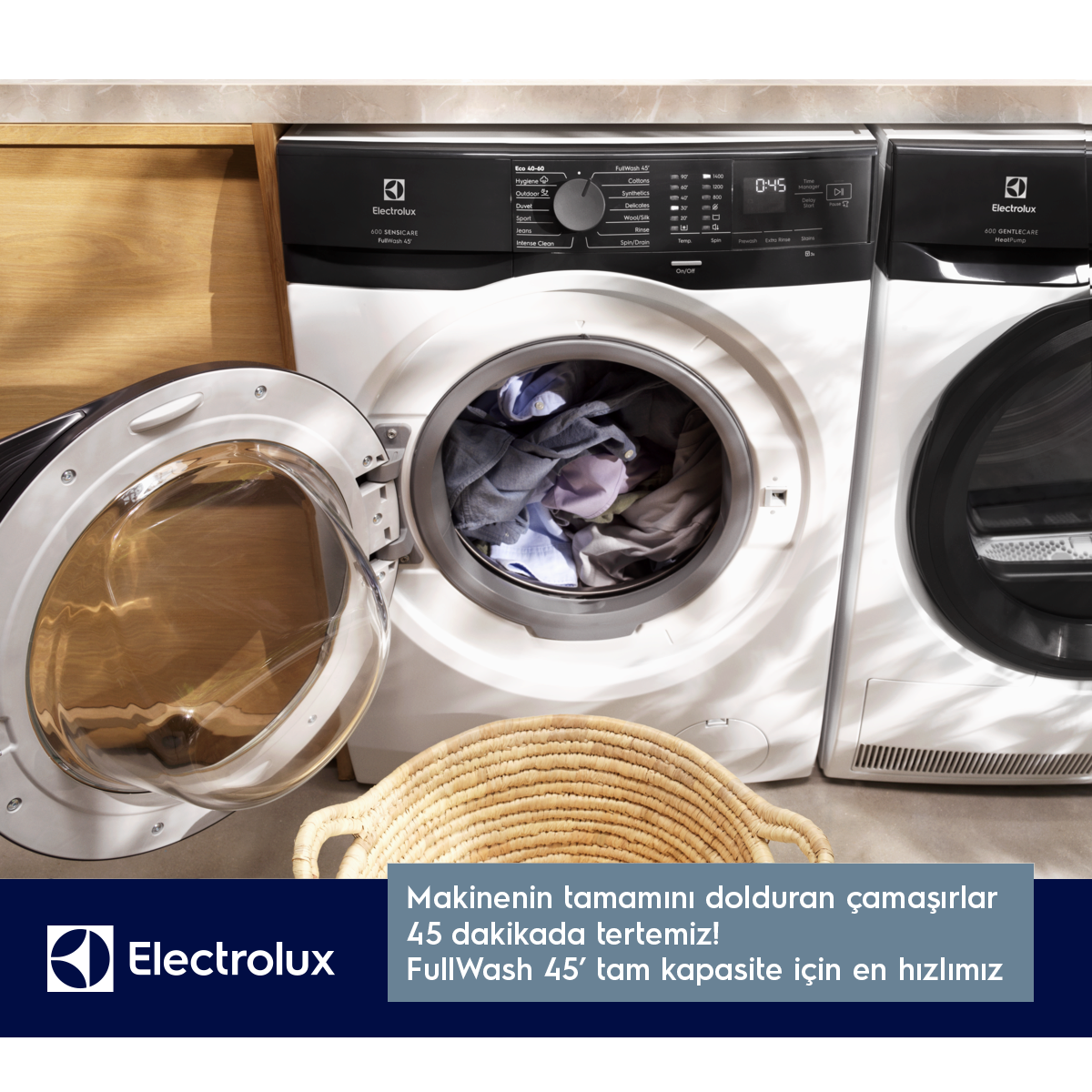 Açık kapılı, çamaşır dolu beyaz bir Electrolux çamaşır makinesi.