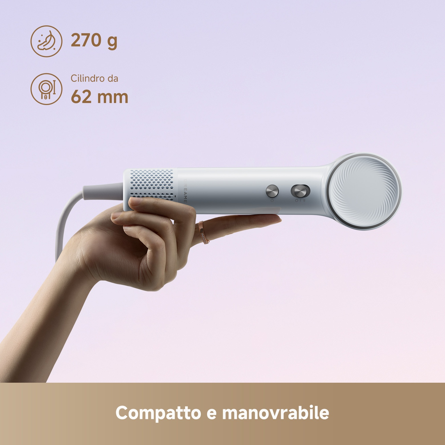 Una mano tiene un asciugacapelli bianco con pulsanti argentati. Peso 270g, cilindro 62mm.
