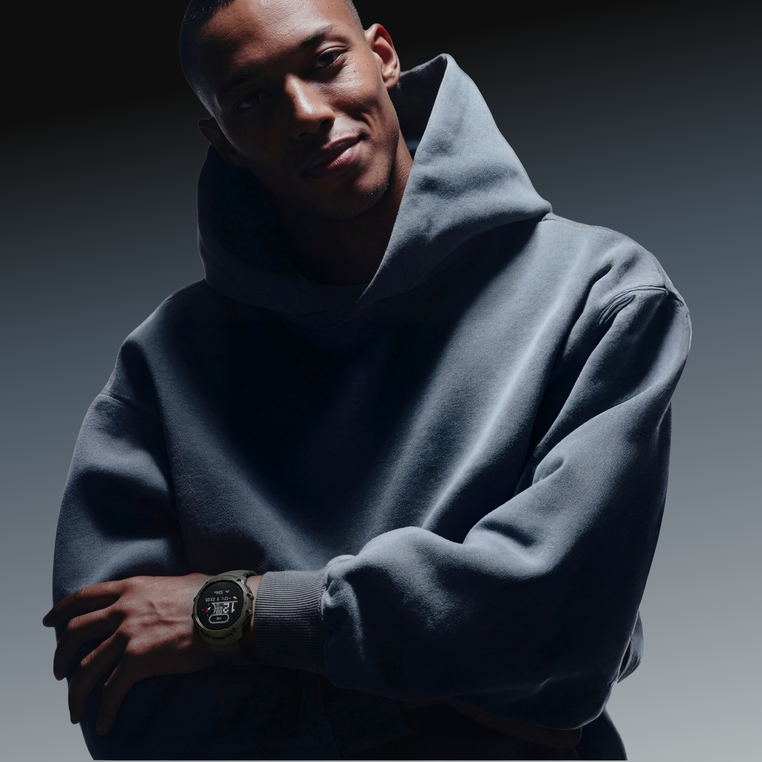 Een man met een blauwe hoodie en horloge.