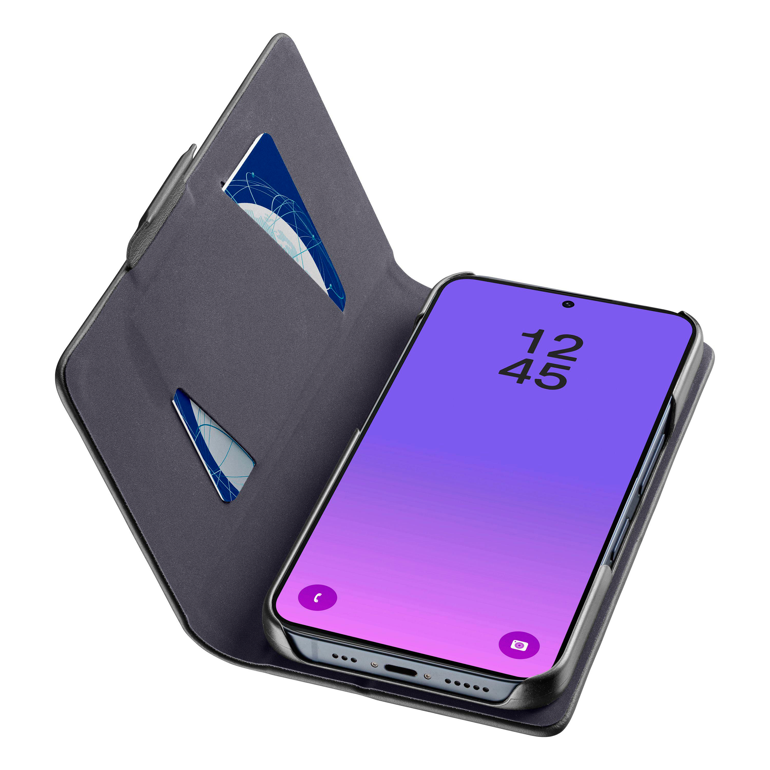 Ein Smartphone in einer dunkelgrauen Hülle mit Kartenfächern und lila Display.