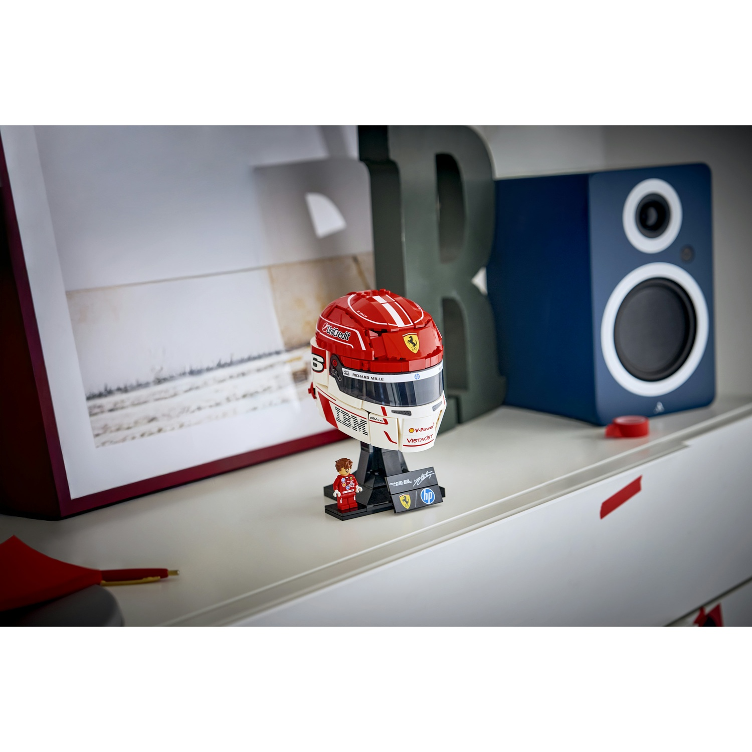 Replica casco Lego Ferrari F1 con figura pilota su mensola.