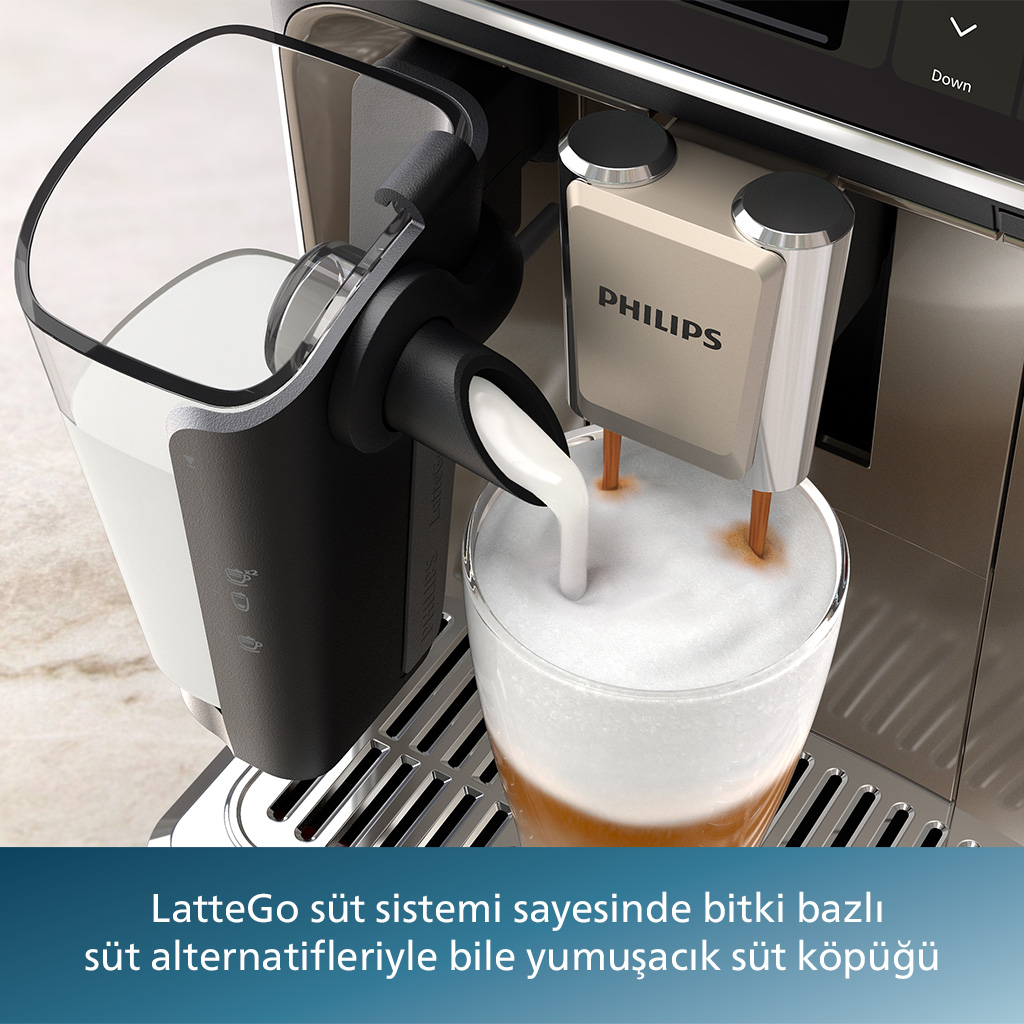Bir kahve makinesi, bir fincan kahvenin içine süt köpürtüyor.