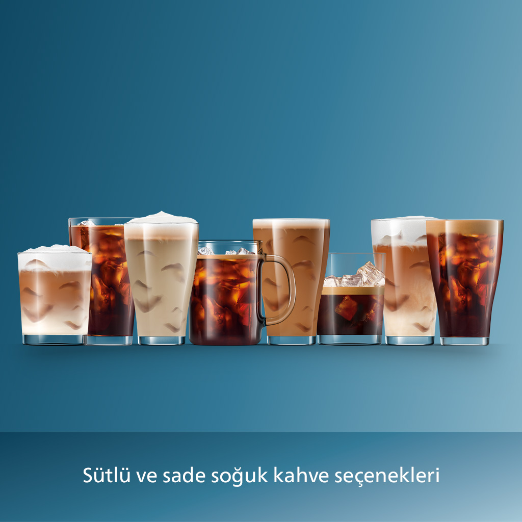 Mavi arka plan üzerinde buzlu ve sütlü buzlu kahve bardakları.