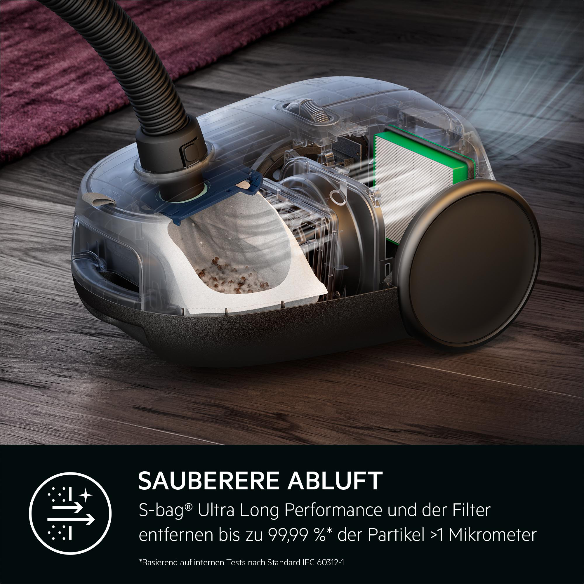 Durchsichtiger Staubsauger mit S-Bag Filter zeigt Staubentfernung. Auf Holzboden.