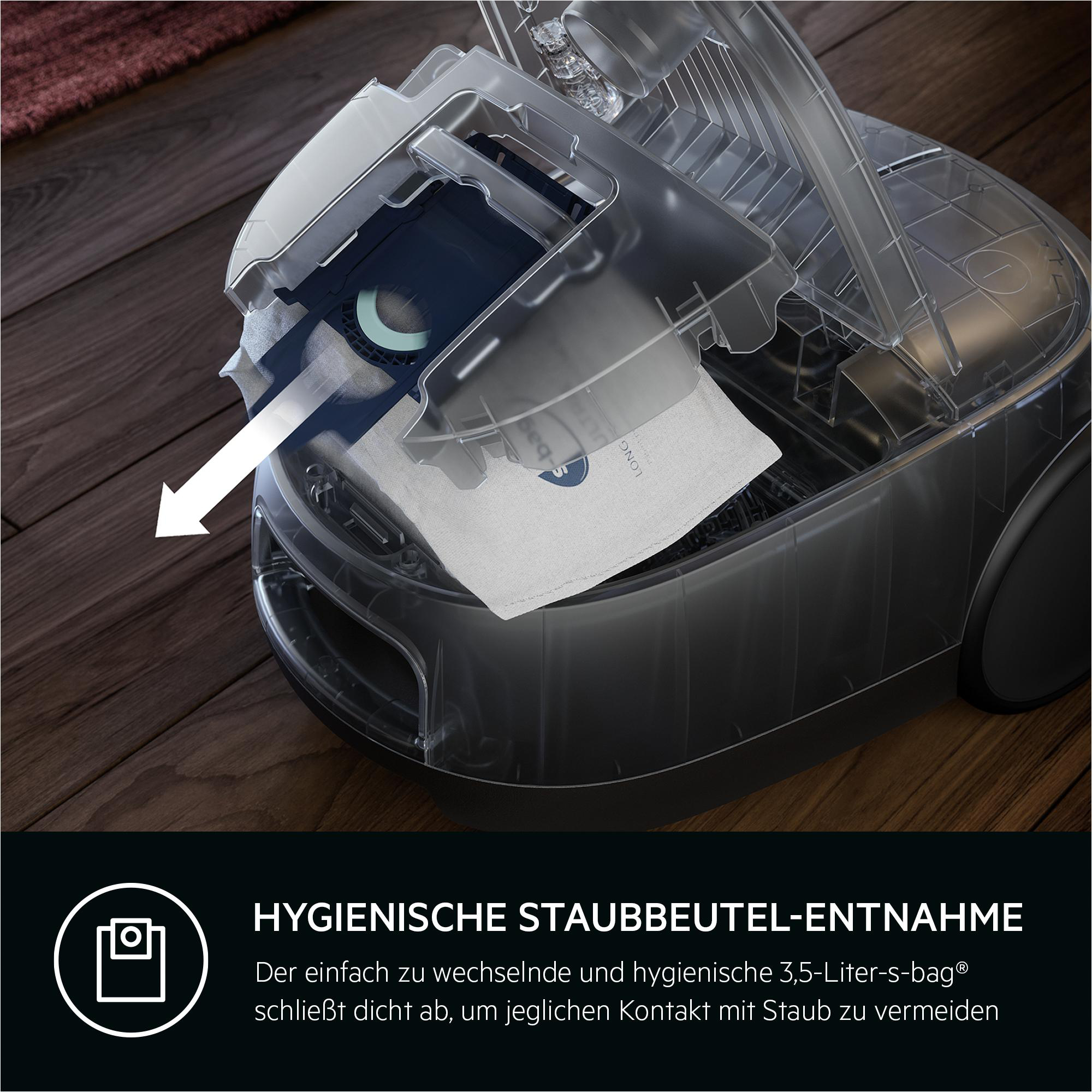 Ein Staubsaugerbeutel wird aus dem transparenten Gehäuse entnommen.