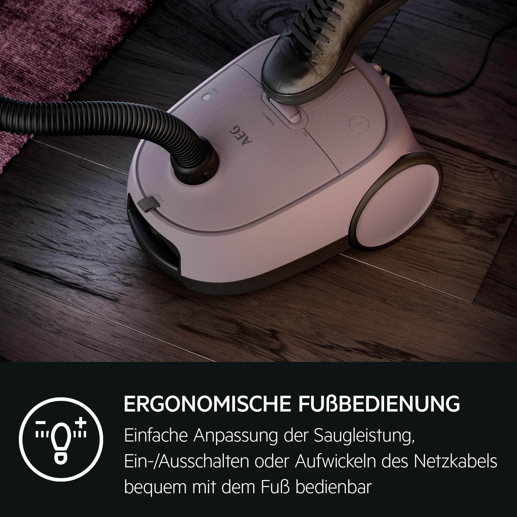 Ein Fuß bedient einen AEG Staubsauger auf einem Holzboden.