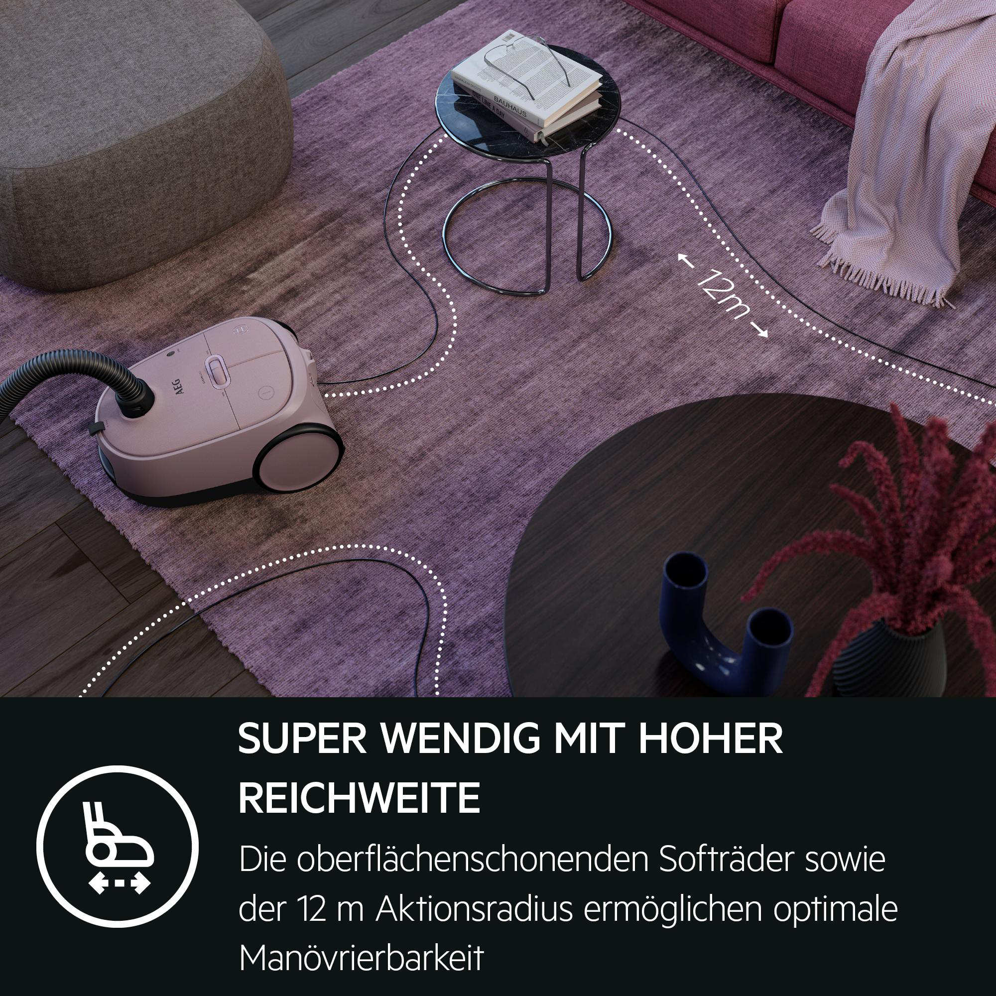 Ein rosafarbener Staubsauger auf einem lila Teppich mit einem Beistelltisch und Sofa.