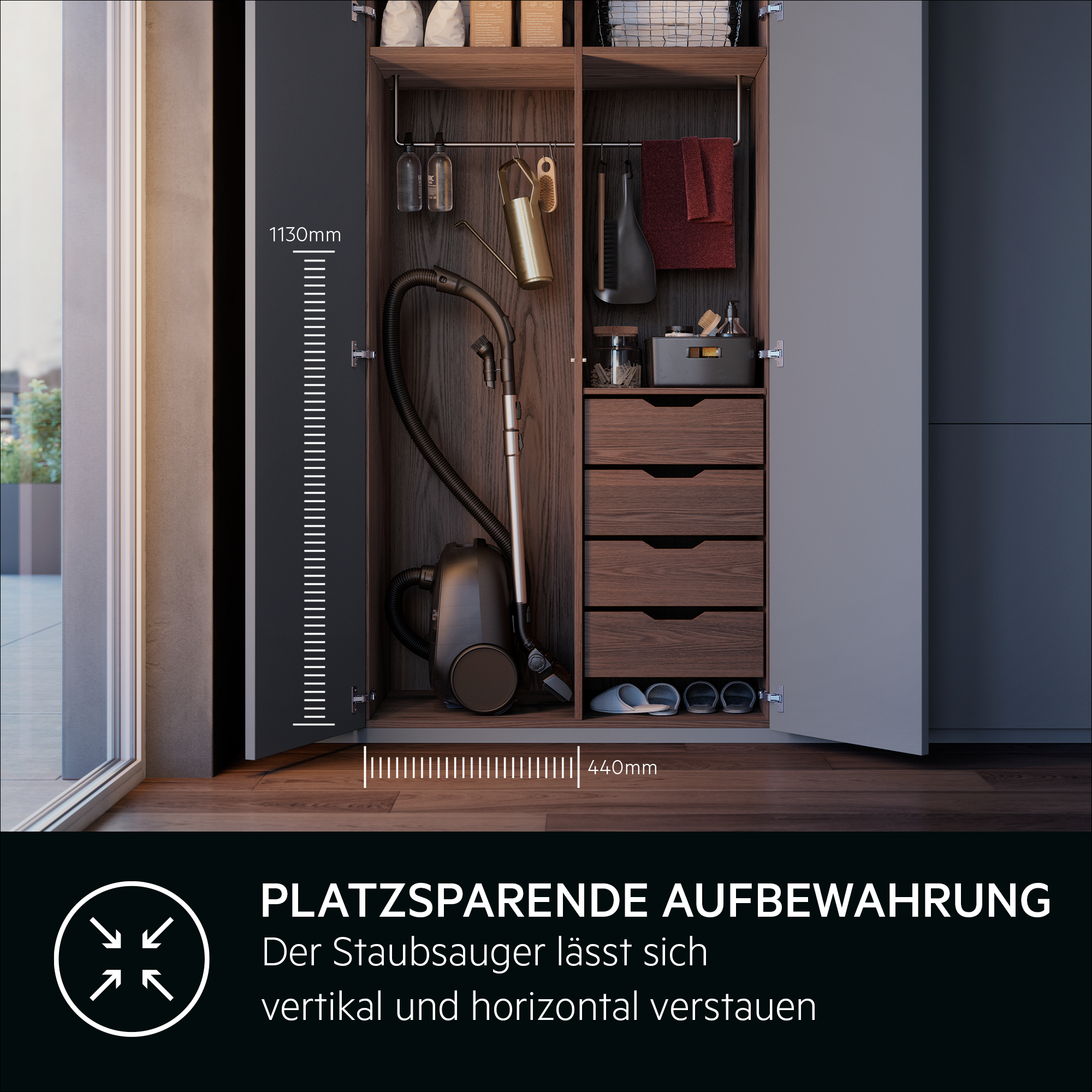 Ein offener Schrank mit Staubsauger, Werkzeugen und Schubladen.