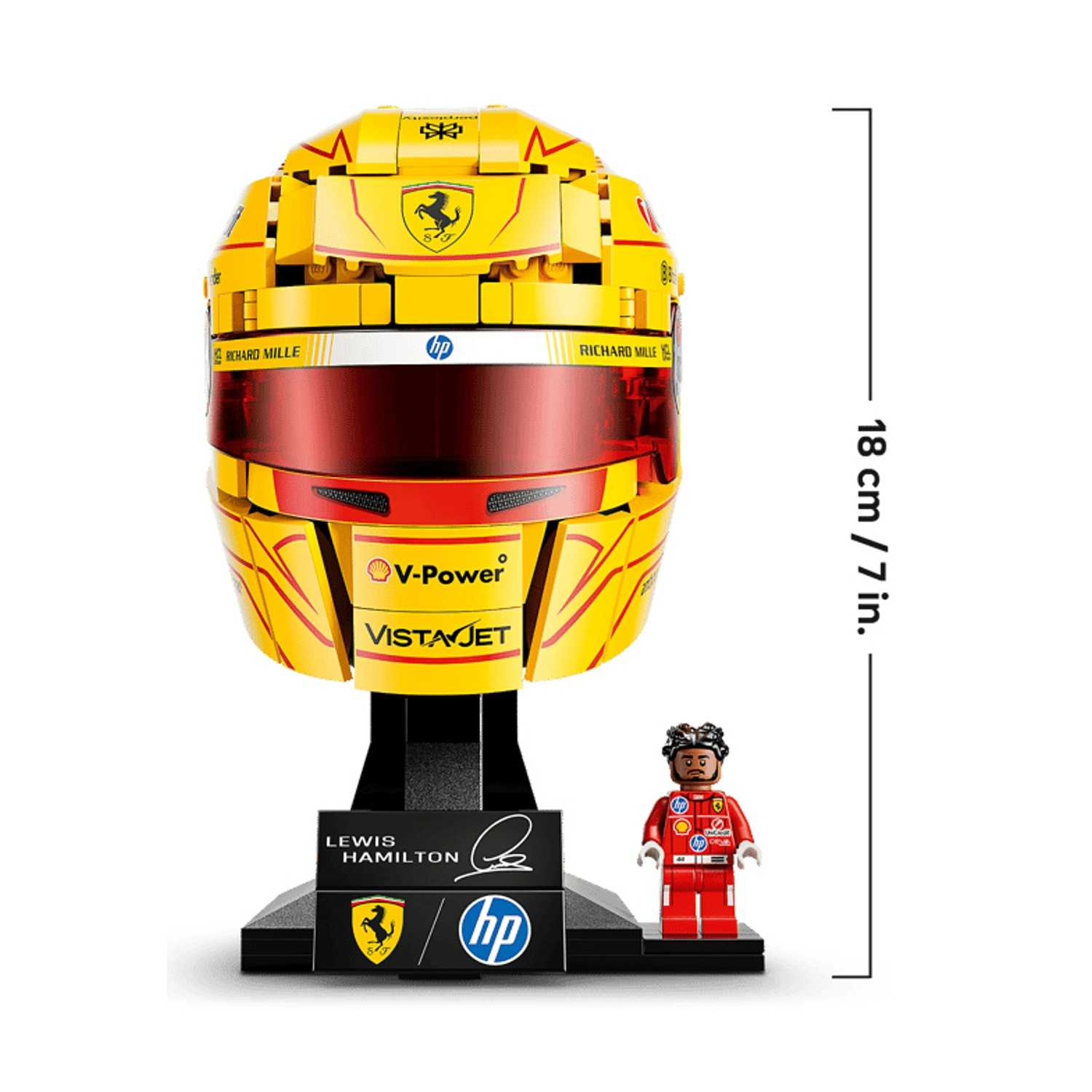 Casco giallo Lego con visiera rossa e accenti rossi, su supporto nero con figura Lego.