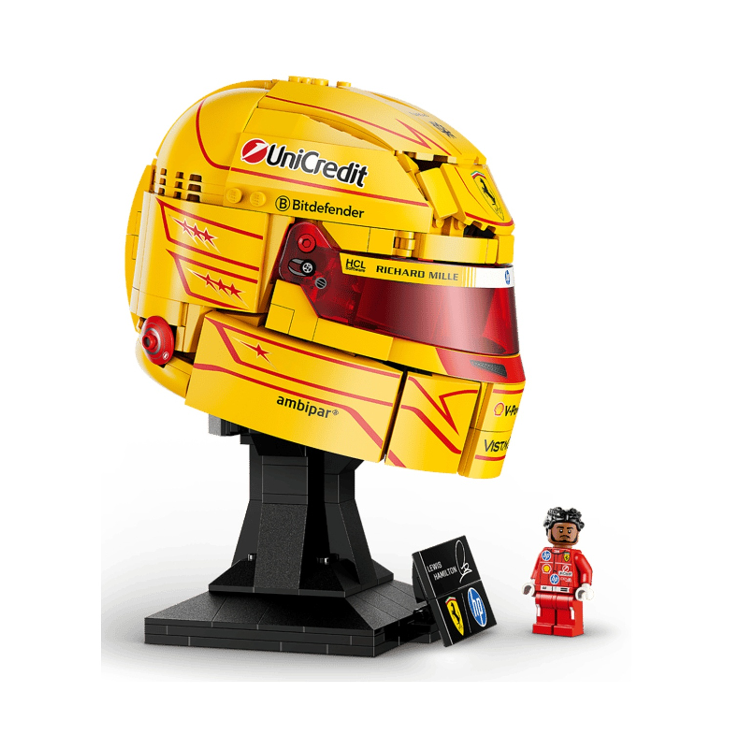 Un casco Lego giallo con strisce rosse su un supporto nero accanto a una mini figura.