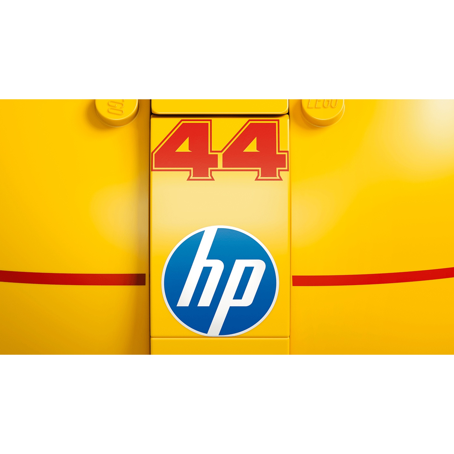 Dettaglio veicolo giallo con "44" a scacchi rossi e logo HP.