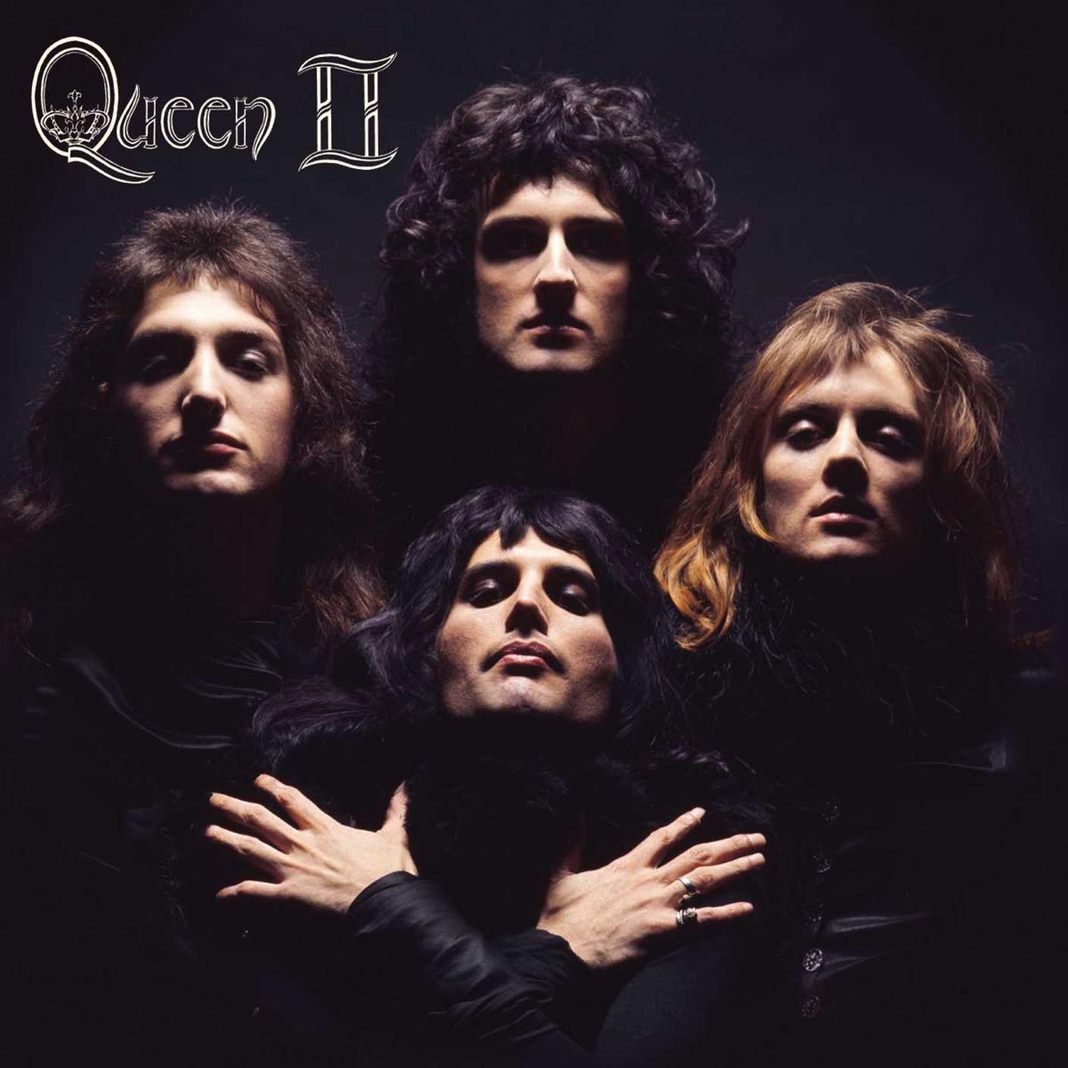 Vier mannen poseren, de band Queen, met donker haar en kleding.