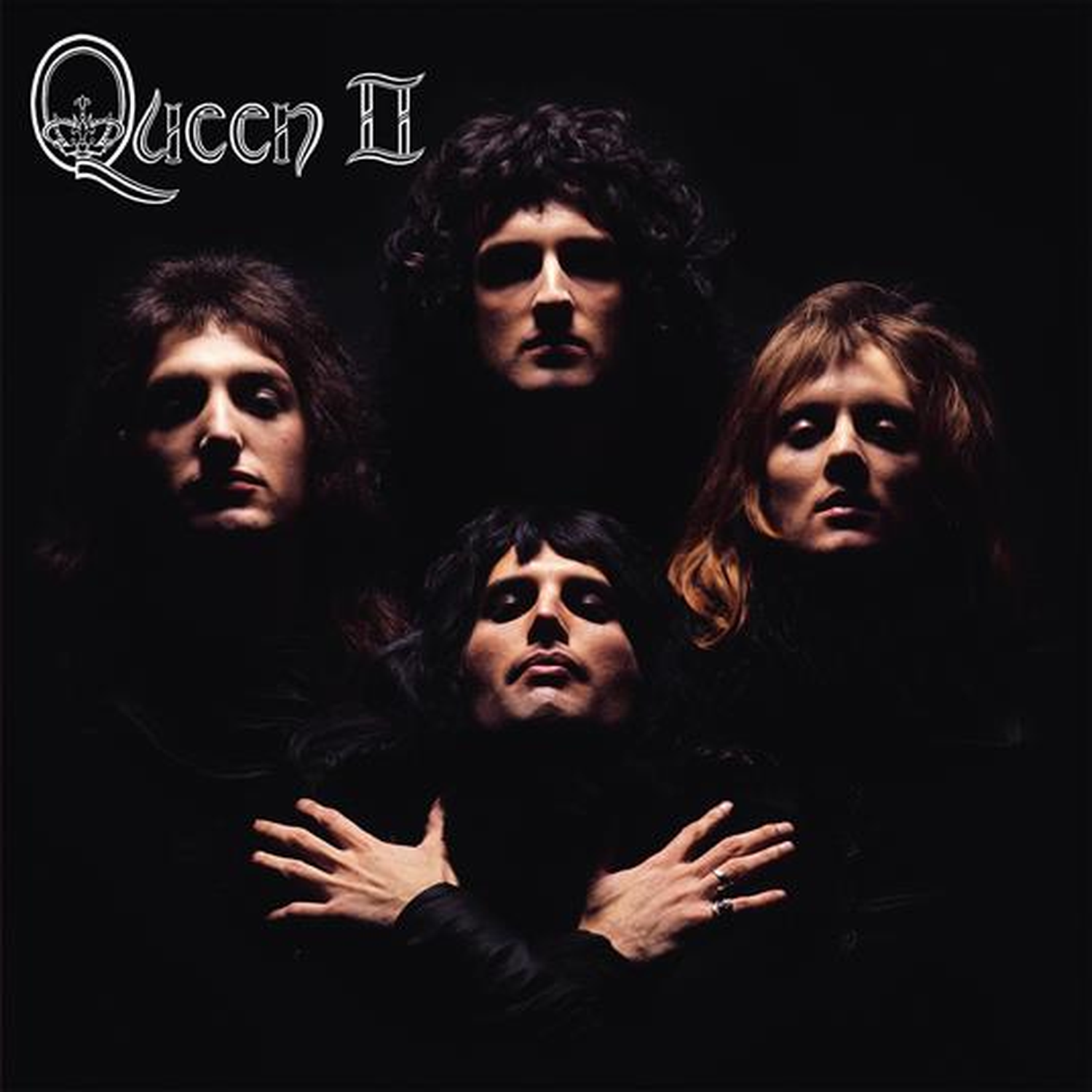 Vier mannen poseren in het donker, met "Queen II" tekst linksboven.