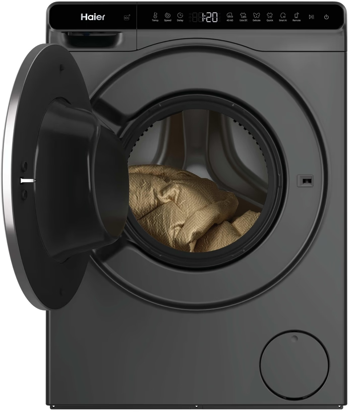 Schwarze Waschmaschine mit offener Tür und beiger Wäsche im Inneren.