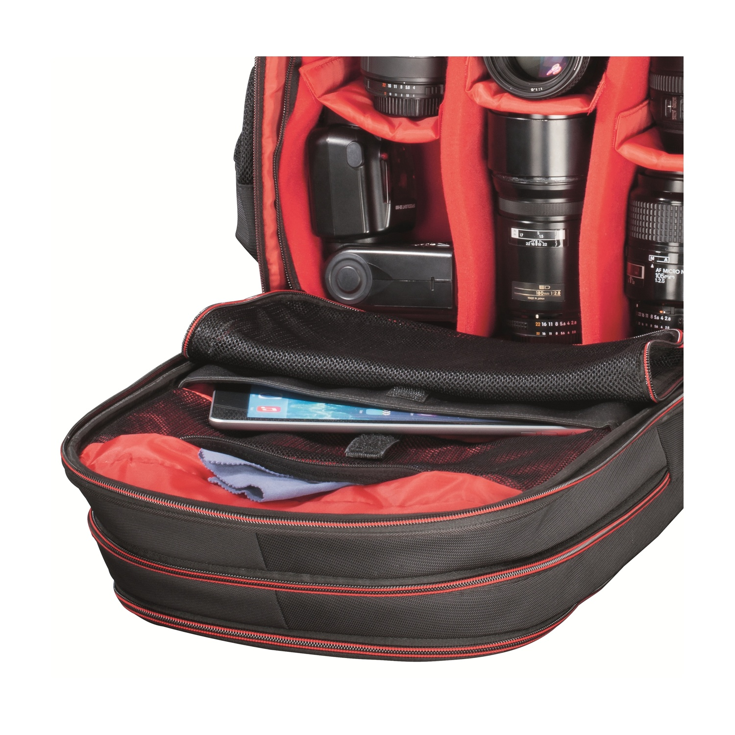 Borsa fotografica con obiettivi, flash e tablet all'interno.