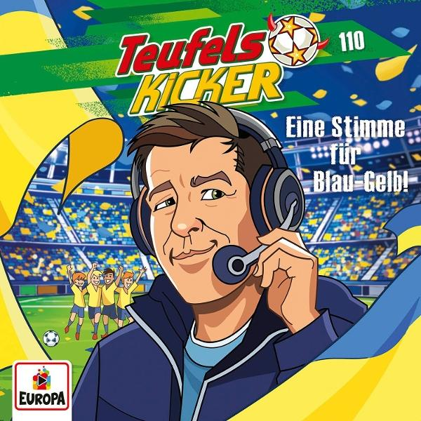 Ein Mann mit Kopfhörern und Mikrofon vor einem Fußballstadion und jubelnden Kindern.