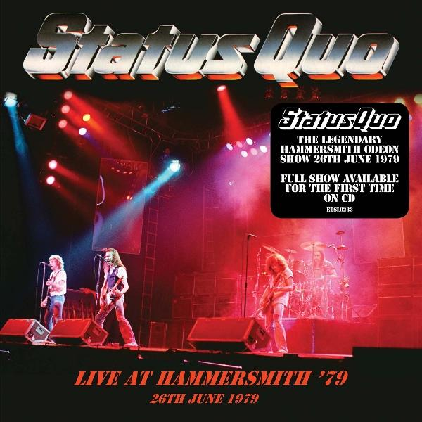 Status Quo live auf der Bühne, beleuchtet von rotem und blauem Licht.