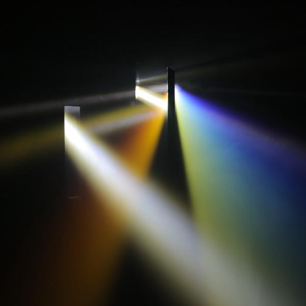 Lichtstrahlen brechen sich in Prismen und erzeugen ein Spektrum aus Farben.