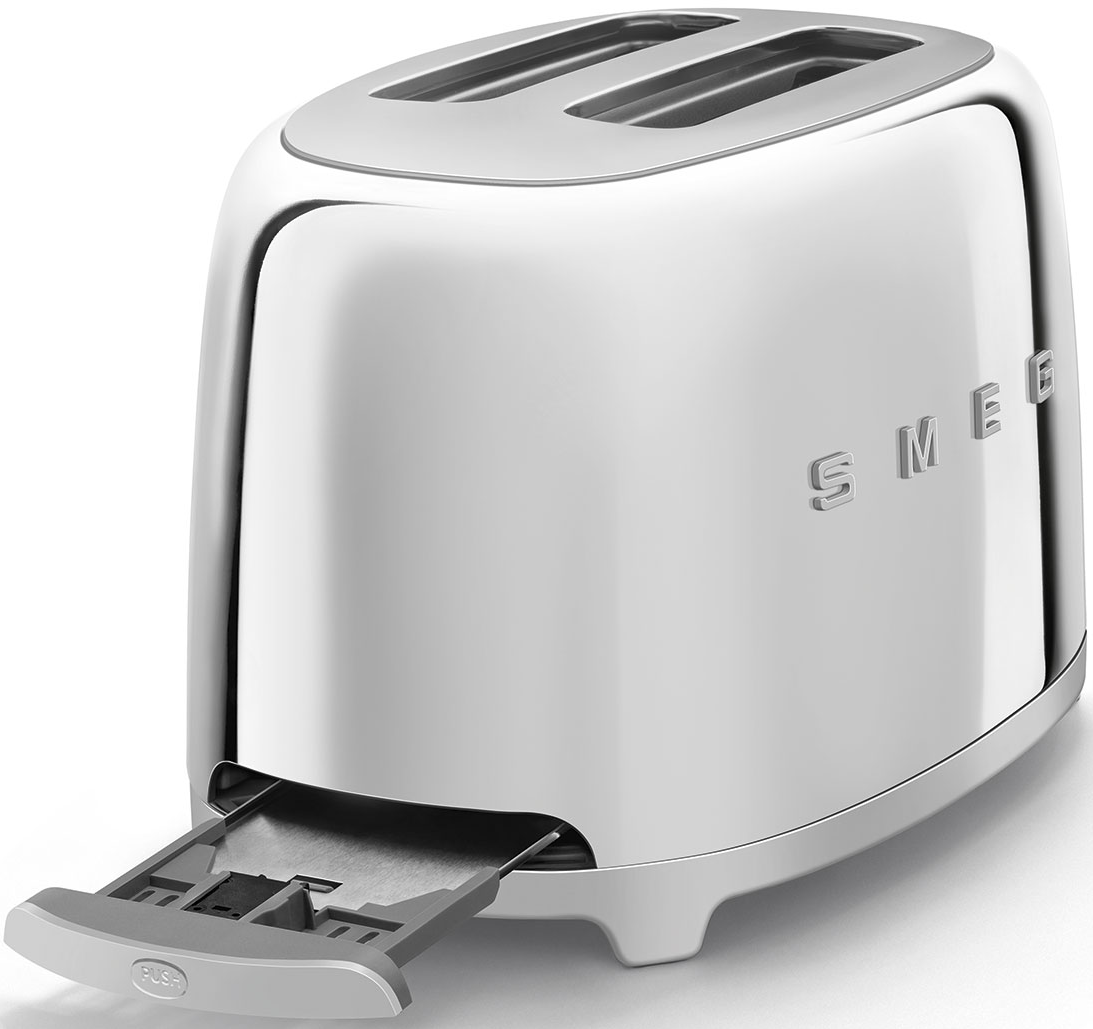 Un grille-pain SMEG argenté et brillant avec deux fentes et un tiroir à miettes sorti.