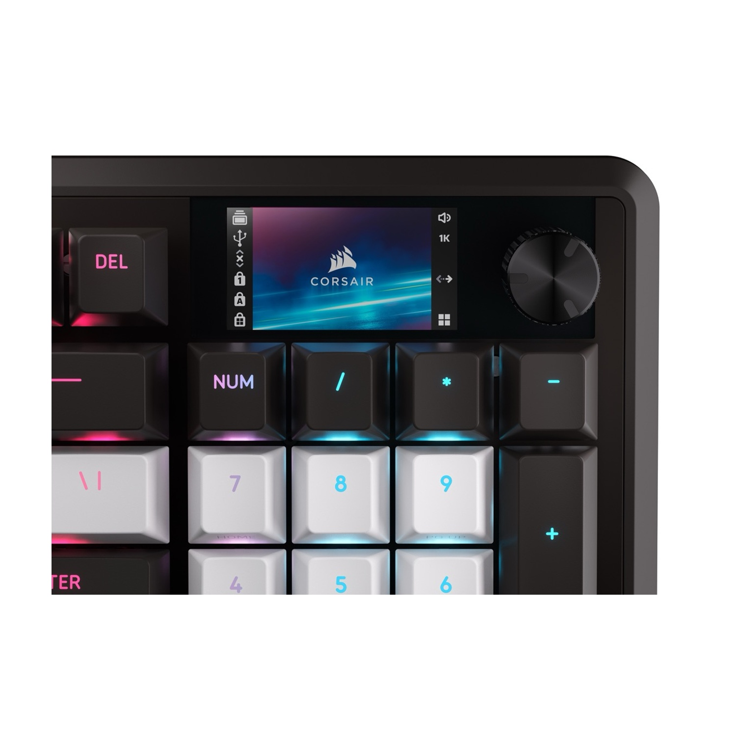 Primo piano di una tastiera nera con retroilluminazione RGB e un piccolo schermo.