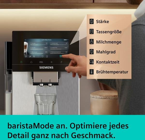 Eine Person bedient eine Siemens Kaffeemaschine mit Touchscreen-Menü.