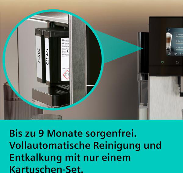 Kaffeemaschine mit zwei Patronen: CALC und CLEAN. Daneben ein Bildschirm.