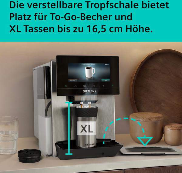 Siemens Kaffeemaschine mit verstellbarer Tropfschale für XL-Becher.