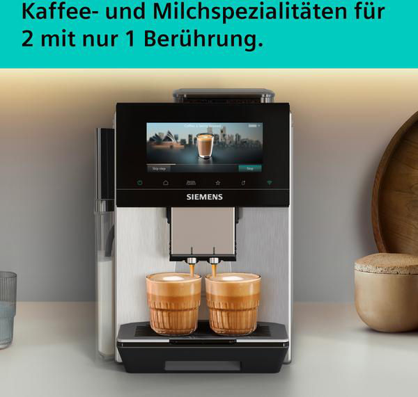 Siemens Kaffeemaschine brüht zwei Cappuccinos in Glasbehältern.
