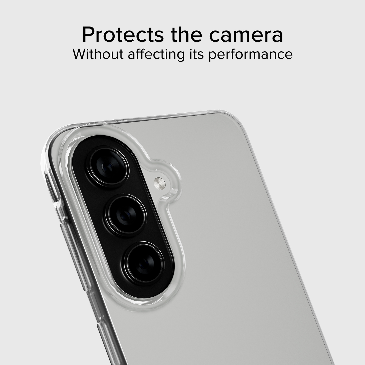 Een doorzichtige telefoonhoes bedekt de cameralenzen van een smartphone.