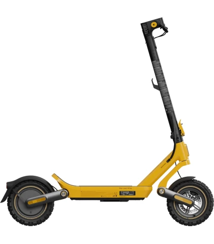 Sárga elektromos roller fekete díszítéssel és nagy kerekekkel.