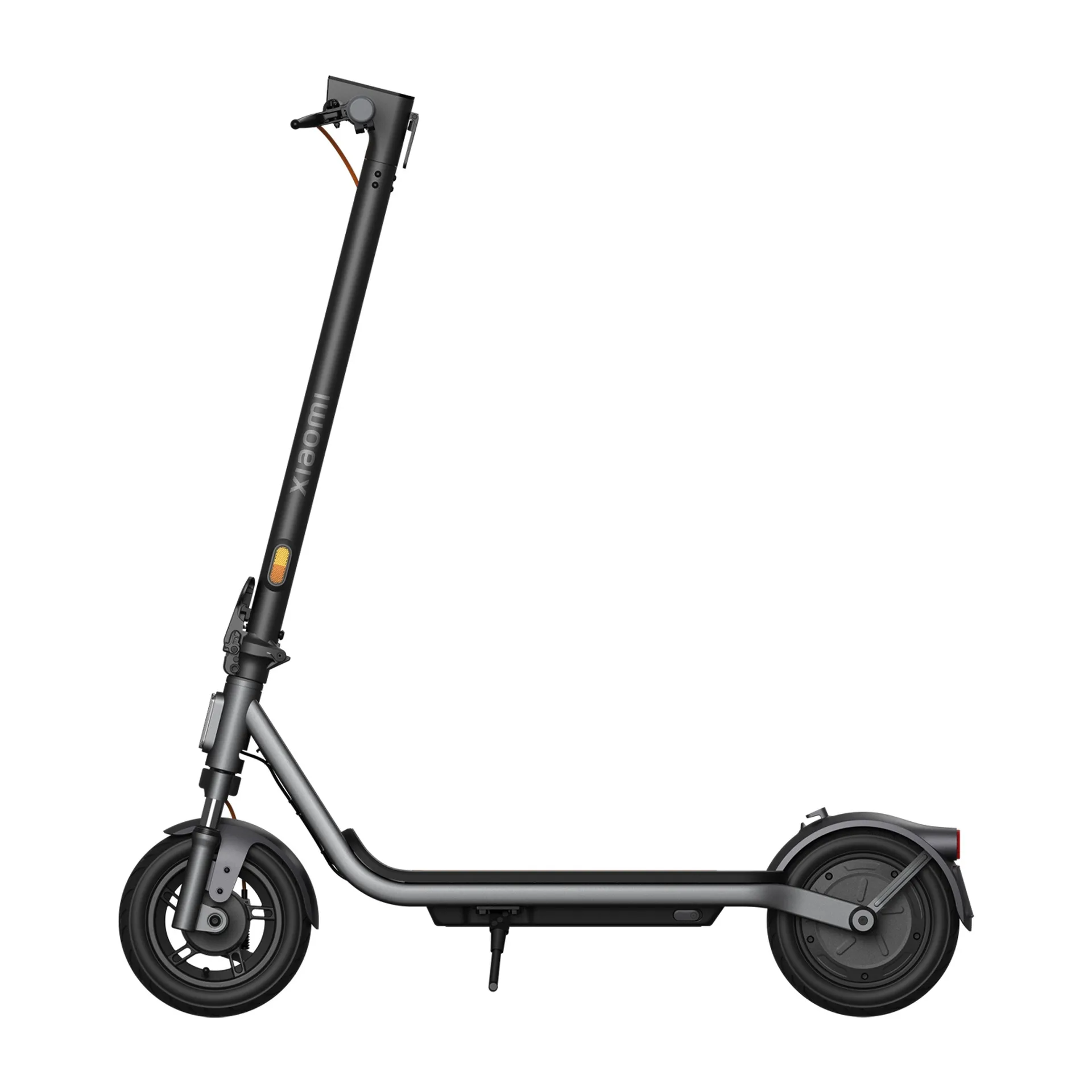Egy fekete Xiaomi elektromos roller kormánnyal, kerekekkel és platformmal.
