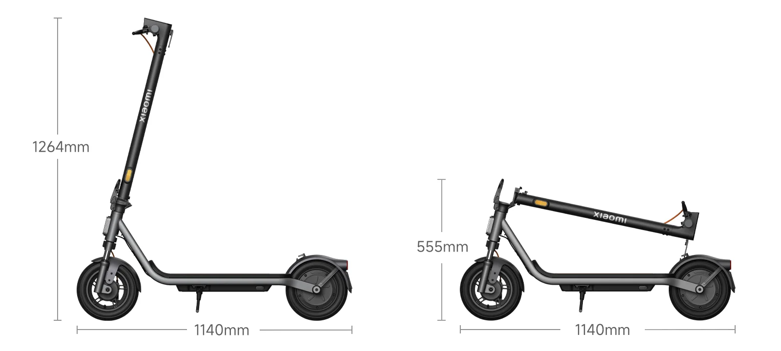 Két szürke Xiaomi elektromos roller egymás mellett. Az egyik álló, a másik összecsukva.