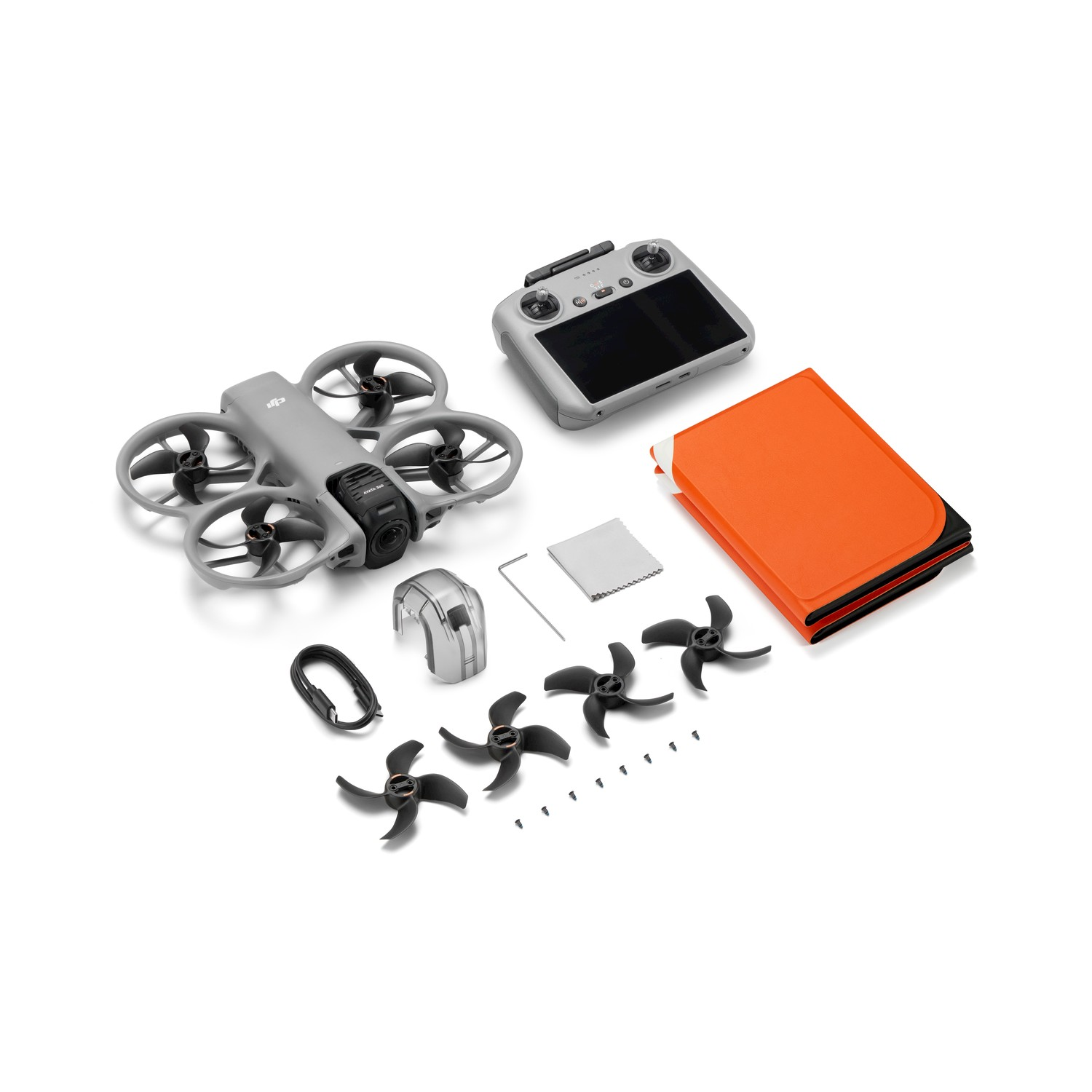 Mini drone grigio con accessori: controller, eliche, cavo e custodia arancione.