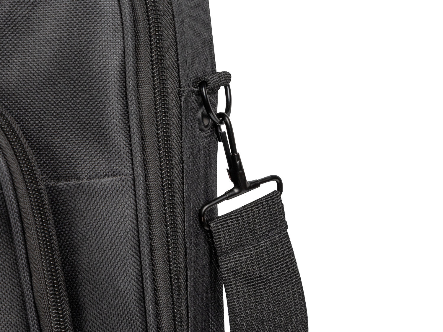 Zbliżenie czarnej torby z zamkiem błyskawicznym i klipsem paska na ramię.