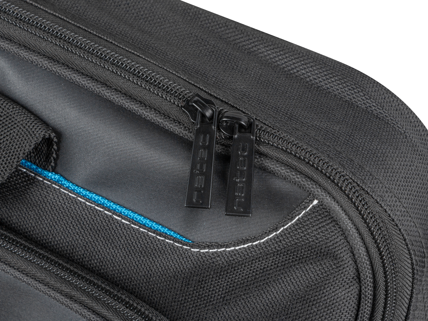 Dwa czarne zamki z logo "natec" na czarnej torbie z niebieskimi akcentami.