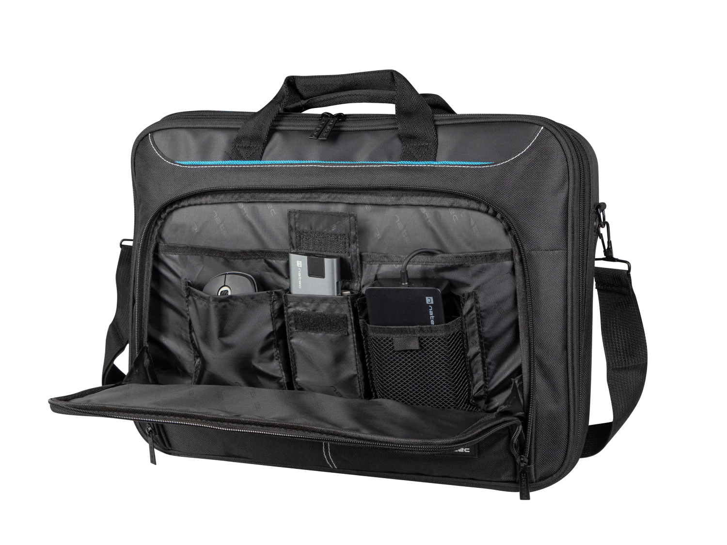 Otwarta czarna torba na laptopa z wewnętrznymi kieszeniami na mysz, adapter i zewnętrzny dysk twardy.