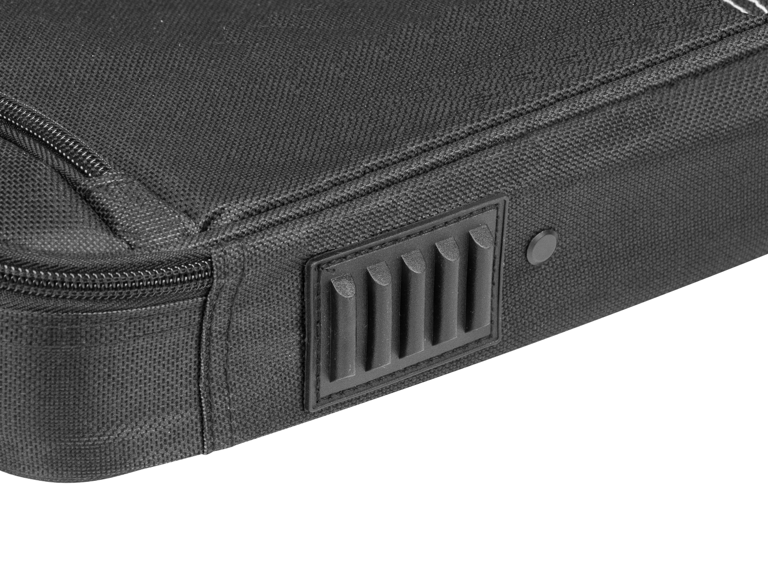 Czarna torba z zamkiem błyskawicznym i prążkowanym gumowym detalem.