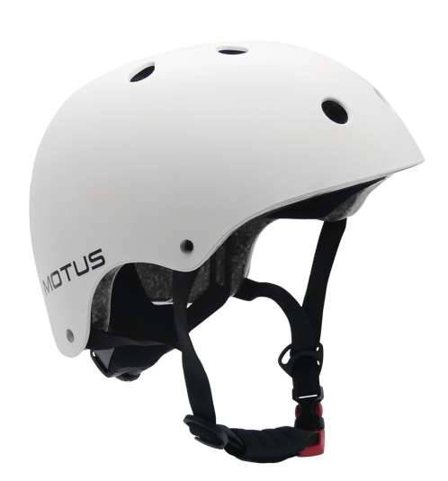 Biały kask z czarnym paskiem i logo MOTUS.