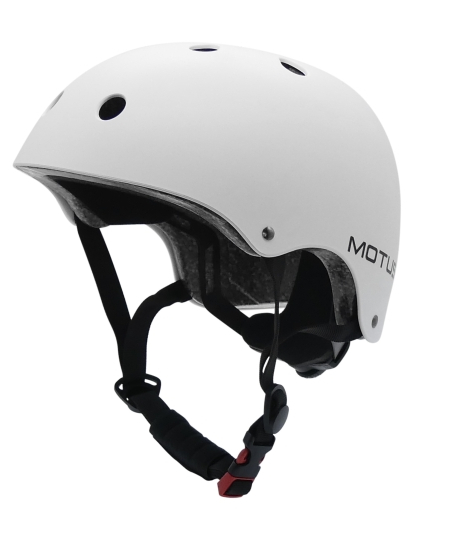 Biały kask z czarnymi paskami i klamrą. Po bokach widnieje 