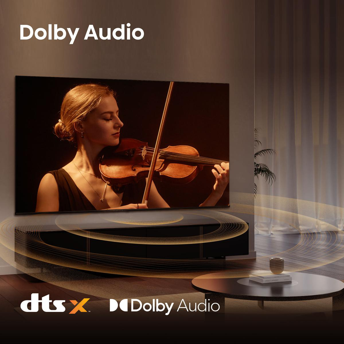 Frau spielt Violine vor Fernsehbildschirm mit Dolby Audio und DTS:X Logos.