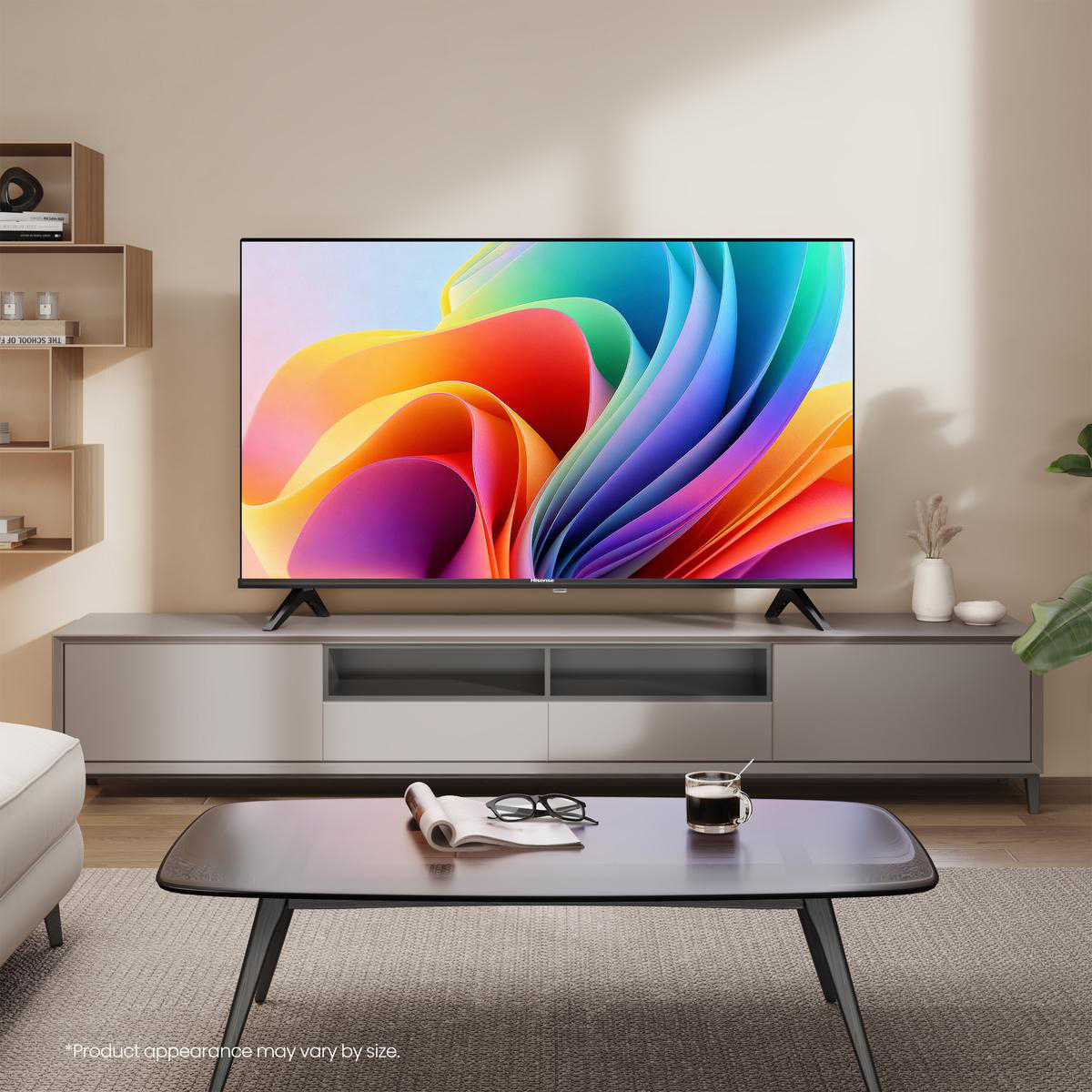 Ein moderner Wohnzimmer-Aufbau mit einem Fernseher, der ein farbenfrohes abstraktes Bild zeigt.