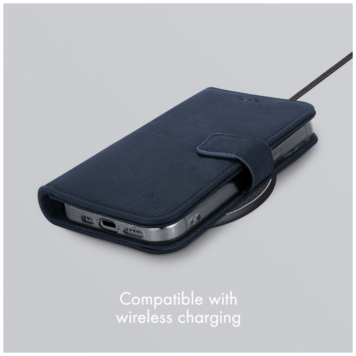 Étui de téléphone bleu foncé à rabat sur chargeur.