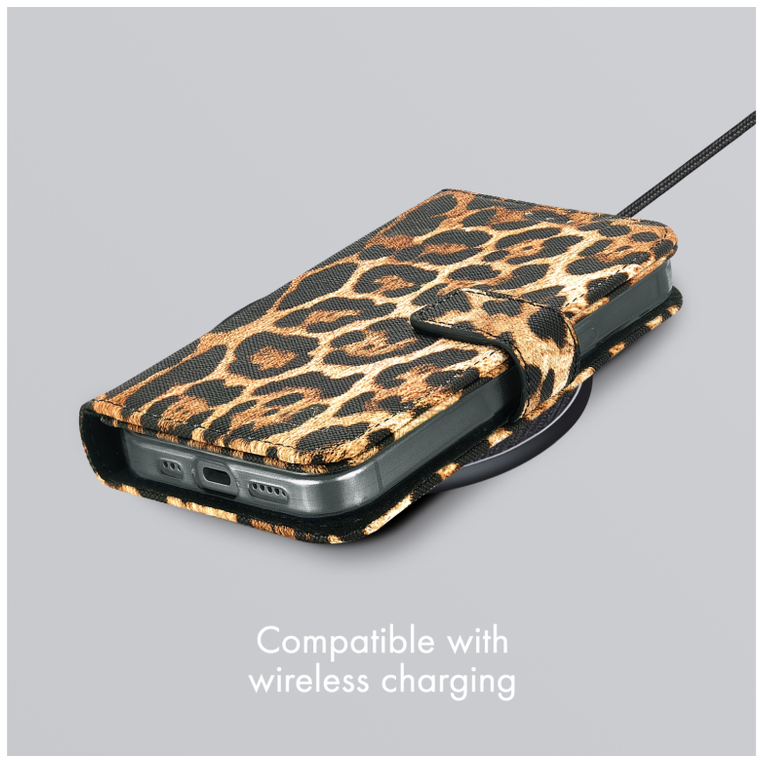 Étui de téléphone léopard sur chargeur sans fil.
