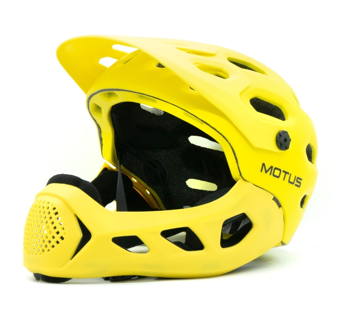 Żółty kask z napisem "MOTUS", białe tło.