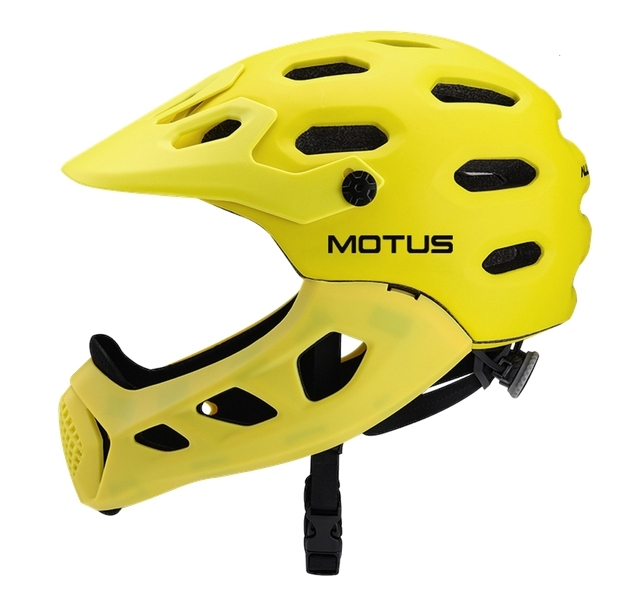 Żółty kask integralny z czarnym logo "MOTUS" i otworami wentylacyjnymi.