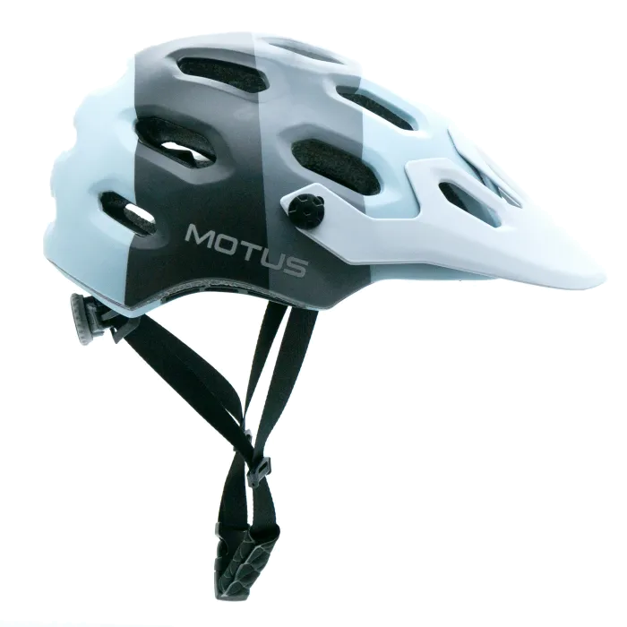 Jasnoniebieski i szary kask rowerowy z daszkiem i pokrętłem regulacji.