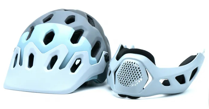 Szary i jasnoniebieski kask rowerowy z odpinaną osłoną twarzy.